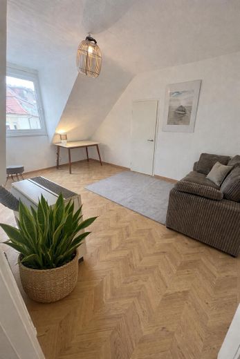 Stilvolle und möblierte 2-Zimmer-Wohnung in Stuttgart-West (flexible Befristung möglich) – Wohnzimmer