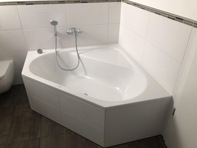 Am Waldrand - 5-Zi.-DHH | Bj. 2022 | 500 m² Grundstück – OG Masterbad Eckbadewanne