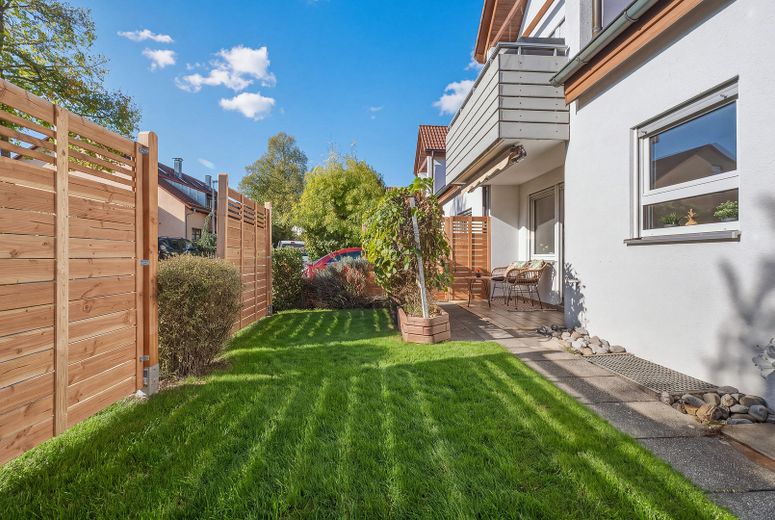 Amore per il giardino! Appartamento ristrutturato di 2 locali libero da subito, con splendido giardino privato e terrazza soleggiata – Garten mit Terrasse