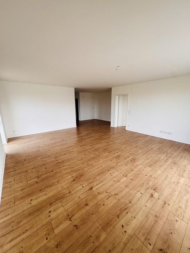 Ampio appartamento di 2,5 locali al piano superiore con balcone a Hemau – Foto 2