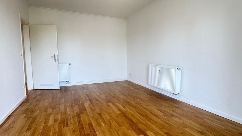 2-Zimmer-Wohnung mit Balkon am Mangfallplatz – Wohnzimmer