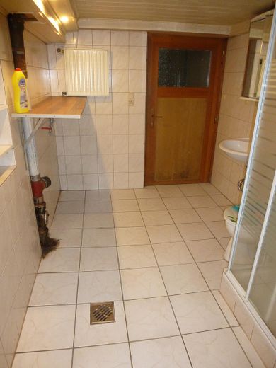 Waschküche mit Dusche