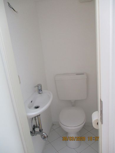 Wunderschöne 4-Raum Dachgeschoß-Altbauwohnung im beliebten Friedrichshain – Gäste-WC 