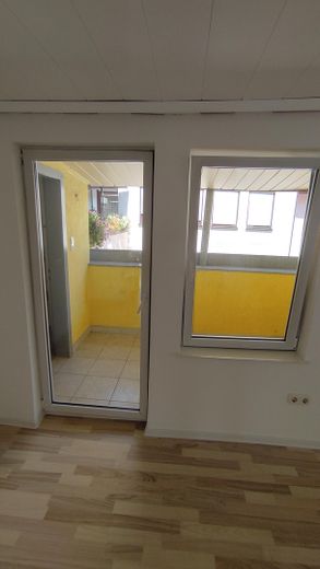 Wunderschöne, großzügige 3-Zimmer-Wohnung in Pleidelsheim – 94 m² zum Wohlfühlen – Zugang Balkon von Wohnzimmer