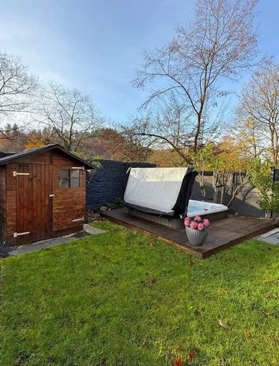 Von Privat an Privat: Außen Understatement – innen exklusiv! – Garten mit Jacuzzi