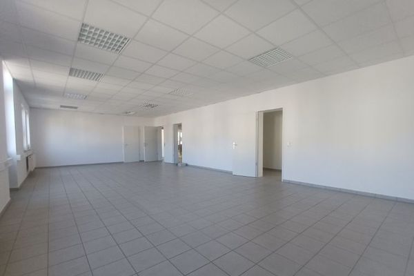 +++ UNITÀ COMMERCIALE TOP per utilizzo individuale +++ 3 locali con ascensore al 1° piano +++