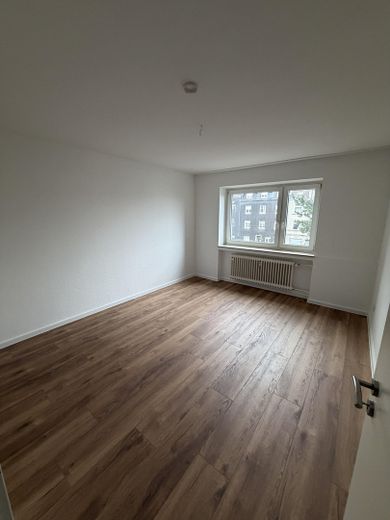 appartamento ristrutturato di 3 locali con balcone e ottimi collegamenti con i trasporti pubblici – Schlafzimmer
