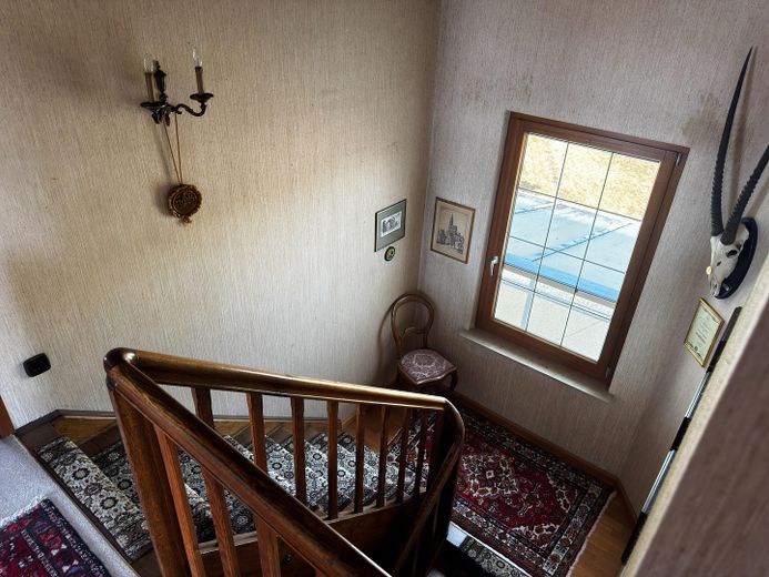 Ek yapılaşma imkânına sahip geniş arsada villa tarzı müstakil ev – Treppenhaus zu Hochparterre