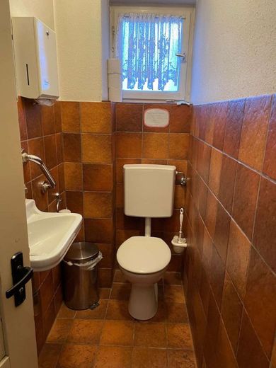 Wohnen und Arbeiten unter einem Dach – Kundentoilette