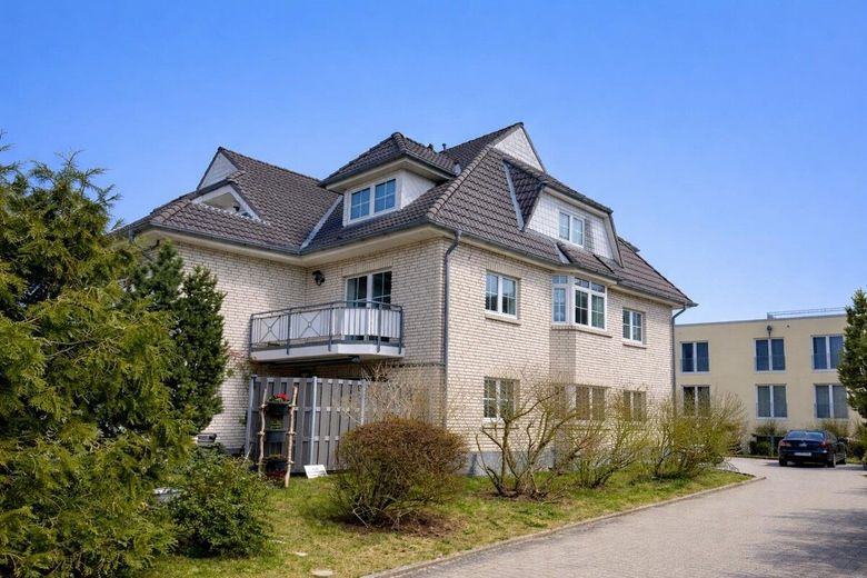 HORN IMMOBILIEN++RESERVIERT! Neubrandenburg, helle 3-Raum Eigentumswohnung mit Balkon, Stellplatz und Einbauküche – Straßenansicht