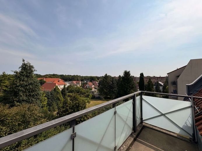 Habiter au-dessus des toits : appartement mansardé de 3 pièces avec balcon ! – Photo 1