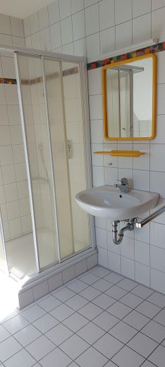 Geräumiges Reihenendhaus in WN-Neustadt mit Fernblick – Bad 2. OG