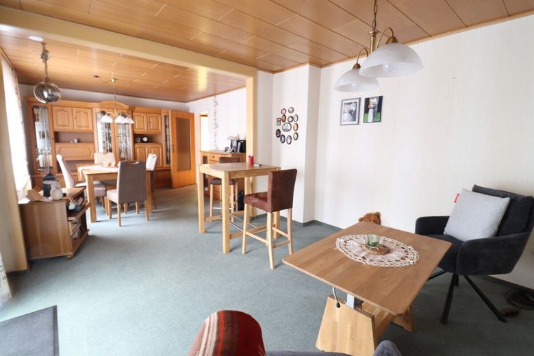 Gepflegtes Einfamilienhaus mit Anbau, perfekt für die große Familie – Wohn-Esszimmer
