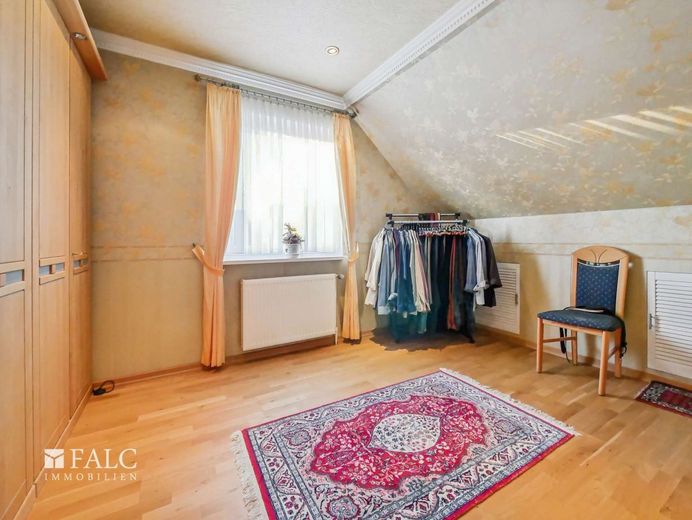 Gepflegtes, großes EFH mit schönem Garten + Zimmer mit wohnraumähnlichem Charakter im Keller – Kinderzimmer 3 - OG