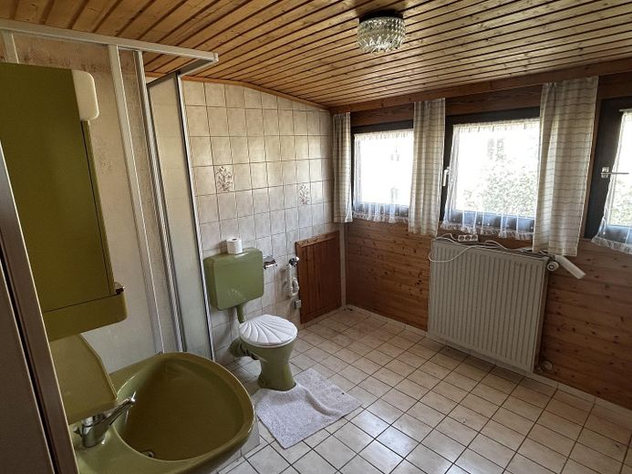 Charming end-terrace house in a quiet residential area close to the center of Burghausen – Dusche im DG