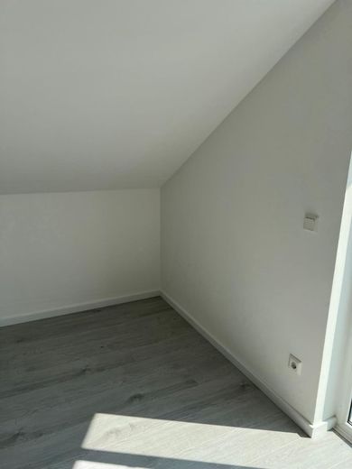 Moderne 3-Zimmer-Dachgeschosswohnung mit Balkon, Loggia &amp; Einbauküche in Karben in Karben-Burg-Gräfenrode – dachgeschoss_8