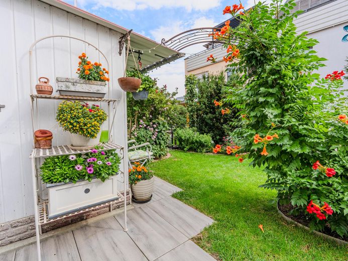 Südstadtpark'ta Ev – bahçeli ve çatı teraslı modern sıra ev – Garten