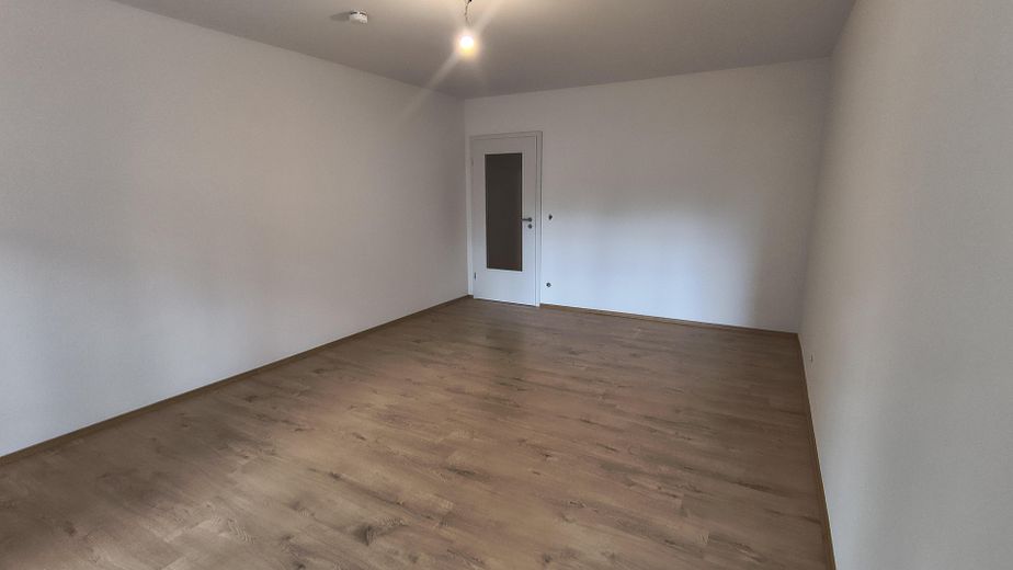 Charmantes, renoviertes Apartment mit Terrasse, kleinem Garten & Tiefgaragenstellplatz in Regensburg – groß und gut geschnitten