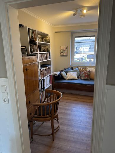 3,5-Zimmer-Wohnung in Buxtehude; großzügiger Wohnbereich mit offener Küche – Arbeitszimmer