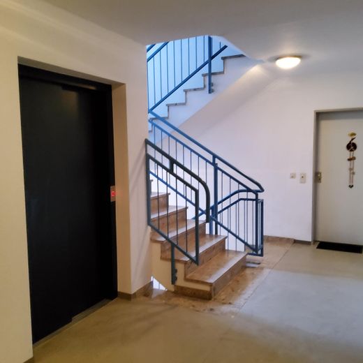 Treppenhaus mit Fahrstuhl