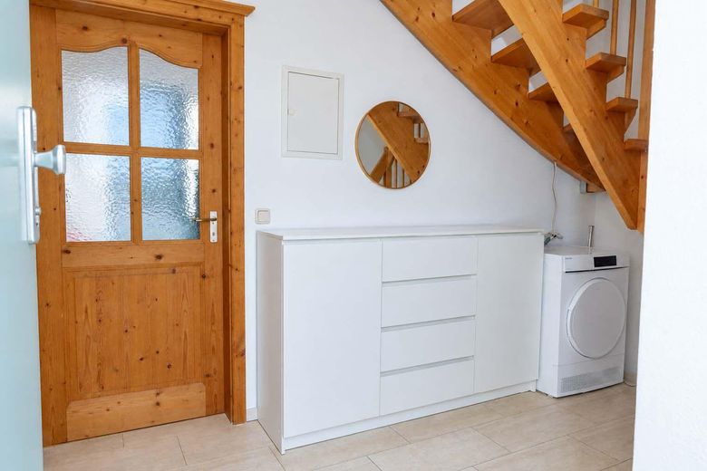 Hausham’da balkonlu 2 odalı dubleks daire – yaklaşık 63 m², komisyonsuz, yaklaşık 01.01.27’den itibaren kullanılabilir – Diele