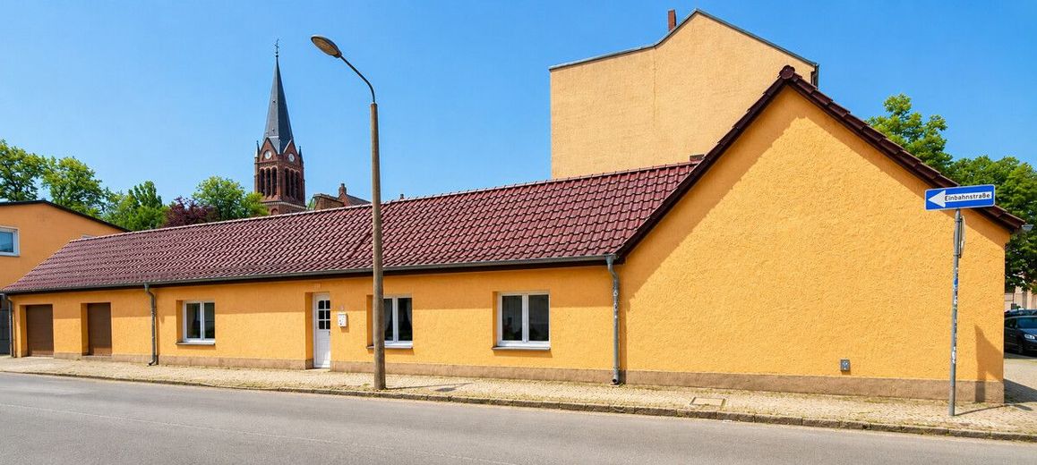 PROVISIONSFREI|Charmantes Stadthaus mit Innenhof, Garage &amp; viel Potenzial in Luckenwalde – Hausfront