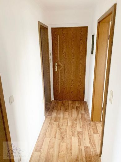 ***AB SOFORT ZU VERKAUFEN*** 1-Raumwohnung mit großzügigem Balkon, Einbauküche und Tageslichtbad mit Dusche – Flurbereich