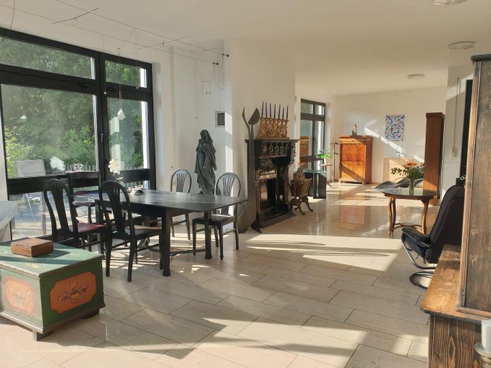 großes Zimmer mit Terrassenzug