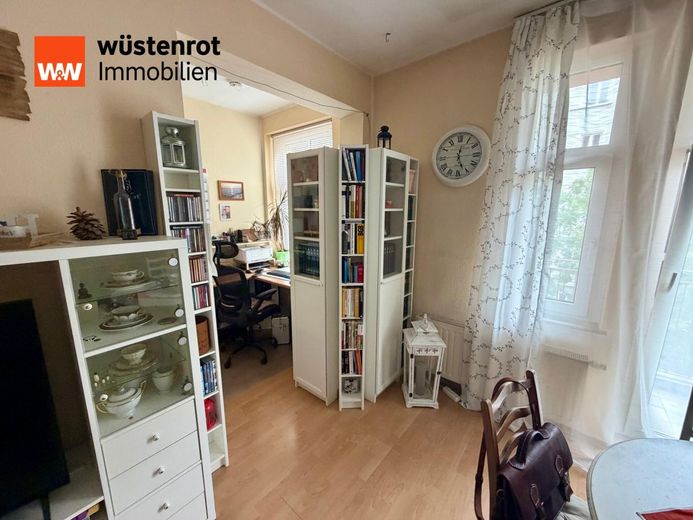 LIBERO AL ROGITO! Luminoso appartamento di 2 locali con due balconi nel cuore di Berlino-Friedrichshain – Wohnzimmer