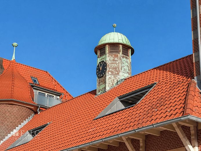 Zeitlose Klassik trifft modernes Wohnen - exklusives Anwesen am Yachthafen – Historische Details überall....