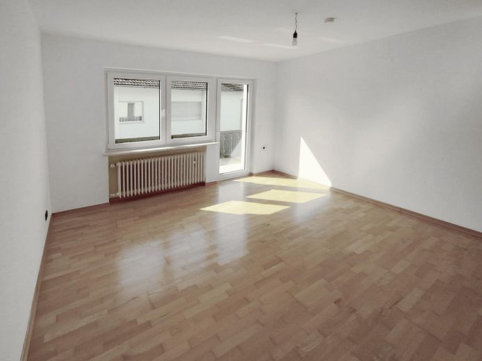 Helle, renovierte 4-Zimmer-Wohnung (1.OG) mit Küche und Süd-Balkon in ruhiger Lage in Kleinostheim – Schlafzimmer 1, Zugang Balkon