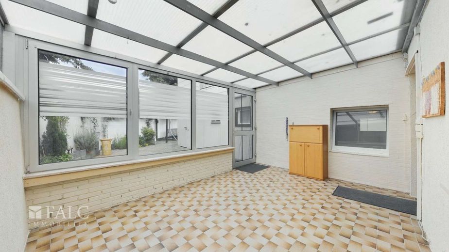 Freistehendes Familienhaus mit Wintergarten, drei Garagen und viel Platz – Wintergarten