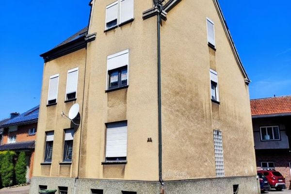 Mehrfamilienhaus mit separaten Lager u. Bürogebäude