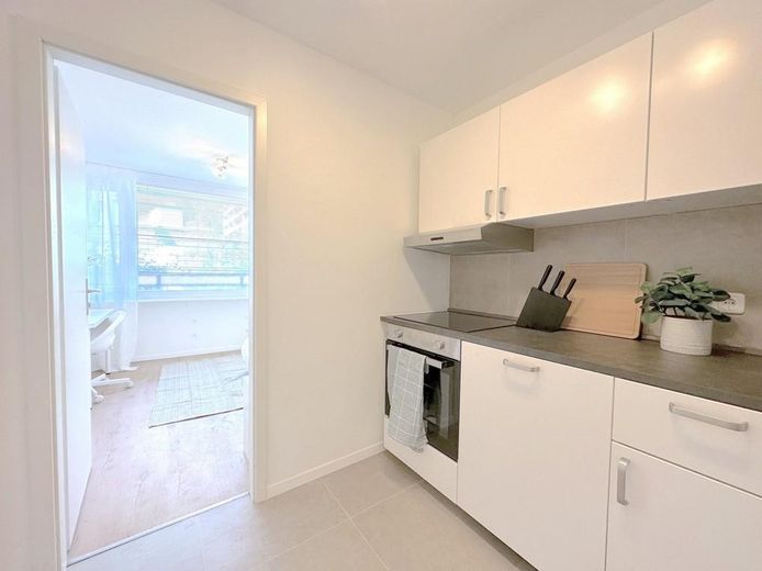 Möbliertes WG-Zimmer (15 m²) mit Loggia in Heidelberg-Emmertsgrund – Küche mit Blick zur Loggia
