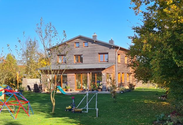 Neubau, Terrasse und Garten