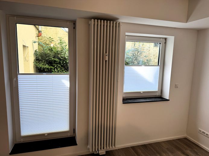 2-Zimmer-Souterrain-Wohnung mit Terrasse und EBK – Wohnzimmer - Türe Terrasse