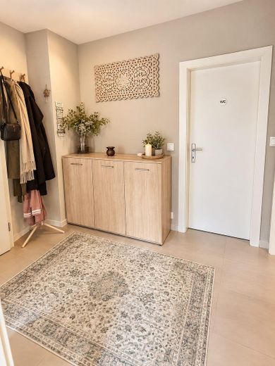 Appartement lumineux de 3 pièces avec balcon sur la Rathausplatz – Zentraler Flur