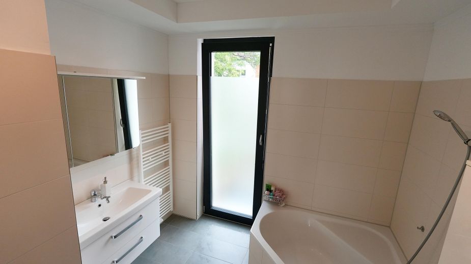 Möblierter 4-Raum nähe Ostkreuz mit großer Terrasse [Untervermietung] – Bad mit Wanne
