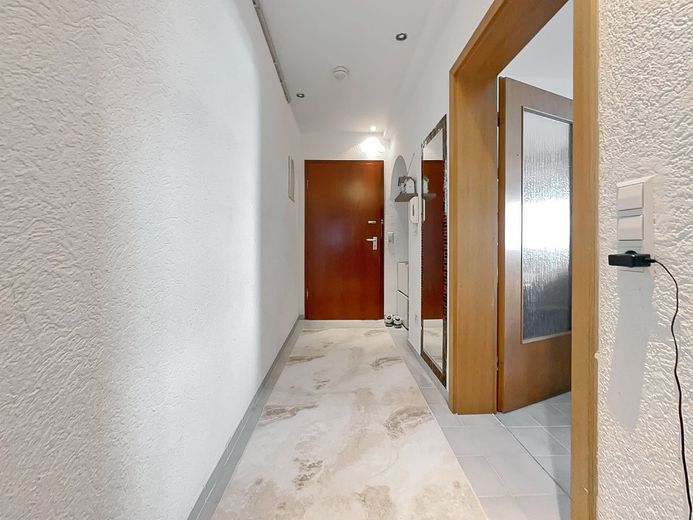 IN RUHIGER LAGE DENKENDORFS - helle hochparterre Wohnung mit Tageslichtbad, SüdbaIkon und Stellplatz – Flur