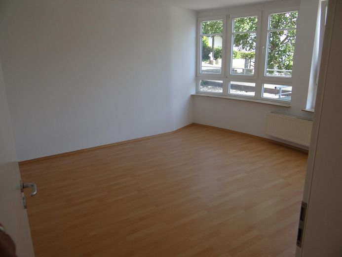 छत सहित भूतल पर उज्ज्वल 3.5-कमरों वाला अपार्टमेंट – Schlafzimmer