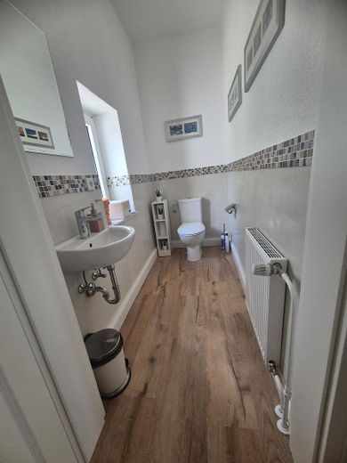 Elegante casa bifamiliare ristrutturata con terreno edificabile urbanizzato a Diemelsee-Adorf – Gästetoilette 1. OG