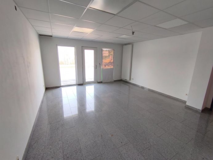 Nieruchomość komercyjna z biurem, warsztatem i terenem zewnętrznym – Büro 3