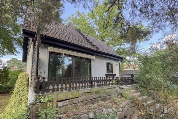 Modernisierungsbedürftiges Einfamilienhaus mit Pool und Garage in Karolinenhof, nahe Wald und Wasser