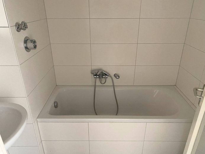 SOMMER, SONNE, SPAREN: Moderne 3-Zimmer-Wohnung mit viel Licht, EBK und sonnigem BALKON – Ansicht I: Bad