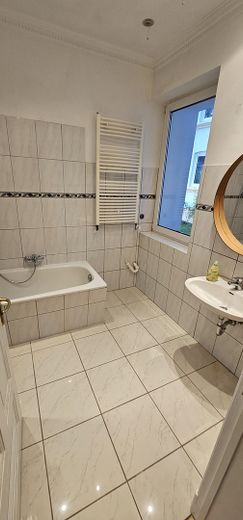 شقة جميلة من 3 غرف في مبنى قديم مع تراس – Badezimmer