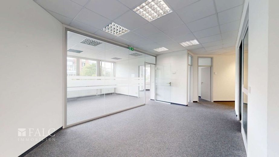 Modernisiertes Büro im 2.OG mit 5 TG-Stellplätzen / neben ADAC – Empfang