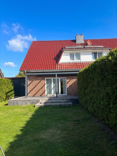 Nowoczesny dom z osłoniętym ogrodem, dużym tarasem i dużą ilością dodatkowej przestrzeni – Garten/Terrasse