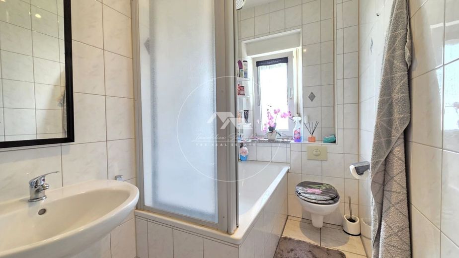 Interessantes Anlageobjekt in gepflegtem Dreifamilienhaus – Tageslichtbad mit Wanne