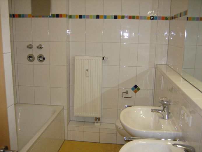 **Wohnen EXCLUSIV** 28 Min nach München - NEUWERTIGER BAU, tolle "Architekten Haus"- Konzeption – Bad | 2 Waschtische, WC, etc.