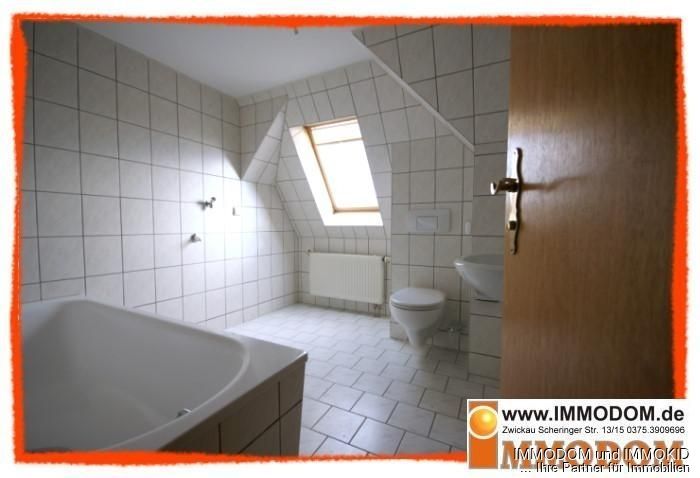 3-Zimmer-Maisonetten-Dachwohnung für INDIVIDUALISTEN mit LAMINAT und Personenaufzug zu vermieten! – Badezimmer mit Fenster und Wanne